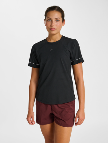 nwlBREATHE W T-SHIRT, BLACK, model